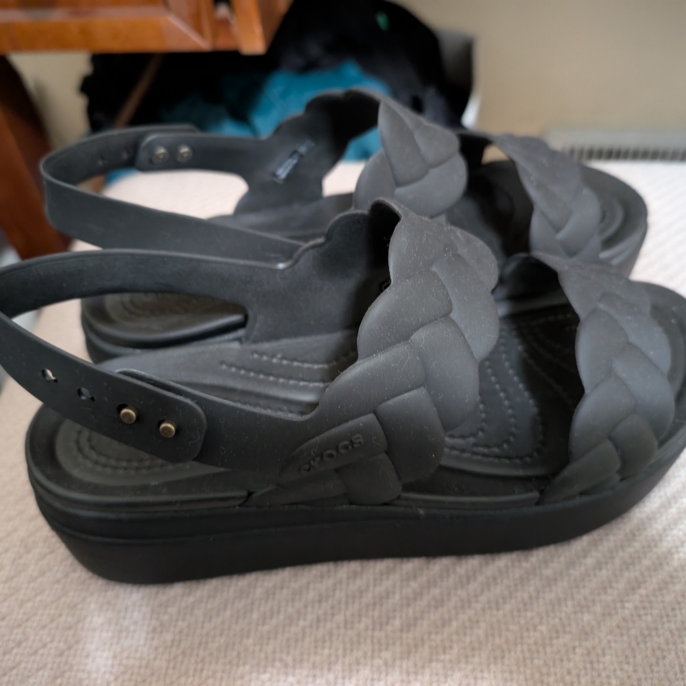 BNWOT Crocs Brooklyn Woven Low Wedge Black Size 9